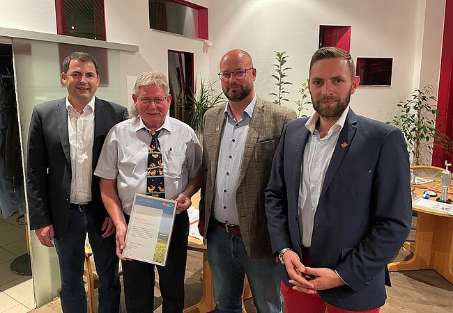 Foto Landkreis Börde / (von links) Uwe Baier gratuliert Franz-Ulrich Keindorf zum Vereinsjubiläum. Daneben Tierarzt Stefan Brücher und Amtstierarzt Julian Nader.