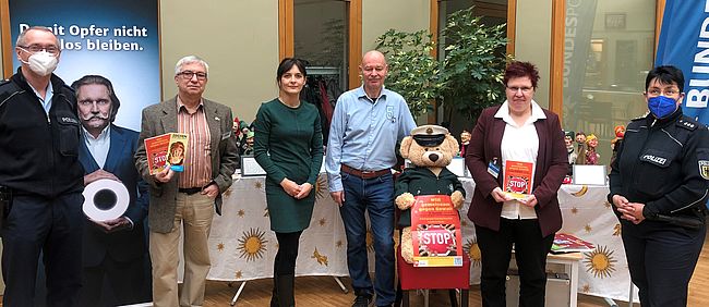 Das Foto ist zum Beratungstag im EHFA Haldensleben mit der Bundespolizei, dem Weißen Ring, der AG Schutzengel und der Kreisgleichstellungsbeauftragten katja Klommhaus entstanden. Dargestellt sind Personen mit Plakaten in den Händen.