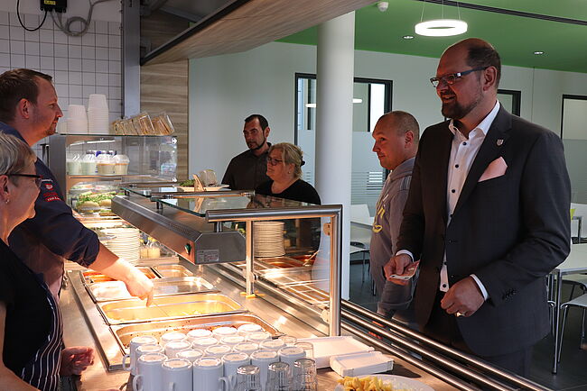 Foto Landkreis Börde / die Kantine der Verwaltung des Landkreises Börde ist öffentlich zugänglich. viele Kollegen, hier Landrat Martin Stichnoth, nutzen die Gelegenheit für einen Pause.