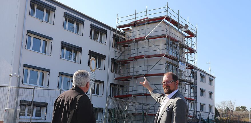 Foto Uwe Baumgart / Landrat Martin Stichnoth und Amtsleiter Guido Kambach informieren sich über den Baufortschritt am Verwaltungsgebäude des Landrkeises Börde in Haldensleben - Kronesruhe