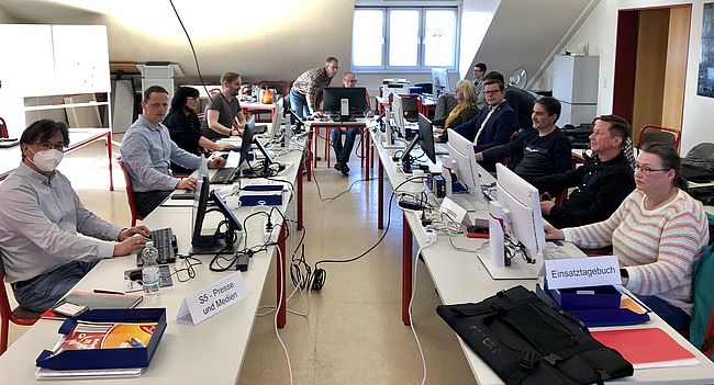 Auf dem Foto sieht man die Mitglieder des Katastrophenschutzstabes an mobilen Computerarbeitplätzen im Rahmen einer Schulungs- und Ausbildungsmaßnahme