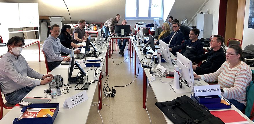 Auf dem Foto sieht man die Mitglieder des Katastrophenschutzstabes an mobilen Computerarbeitplätzen im Rahmen einer Schulungs- und Ausbildungsmaßnahme