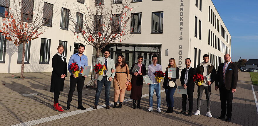 Uwe Baumgart / Landat Martin Stichnoth verleiht an Antragstgeller durch Einbürgerung die deutsche Staatsbürgerschaft. Hier, die ganze Gruppe nimmt Aufstellung zum Erinnerungsfoto.