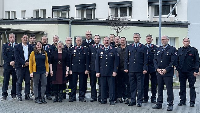 Auf dem Foto sind alle Teilnehmer der Wahlveranstaltung auf dem Hof der Kreisverwaltung in Kronesruhe zu sehen. Bis auf eine Gemeinde haben alle Stadt- und Gemeindewehrleiter von ihrem Wahlrecht Gebrauch gemacht / Dirk Bischoff steht im Bild vorne rechts, daneben Ralf Lange und Kreisbrandmeister Matthias Schumann / zweiter von links Dr. Marcus Waselewski