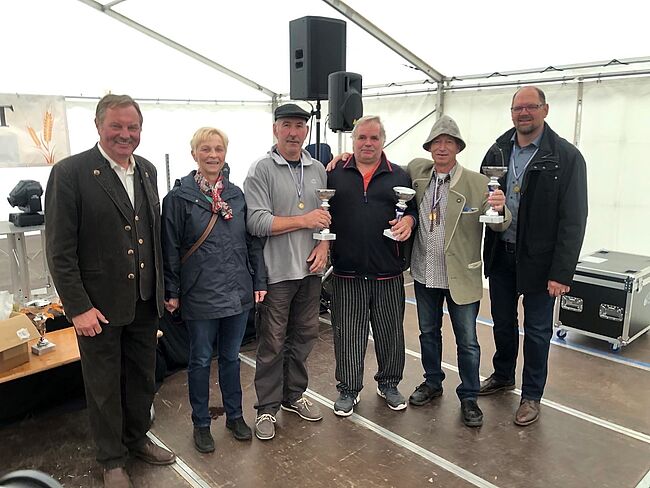 Glindenbergs Ortsbürgermeisterin Gerhild Schmidt und Börde-Landrat Martin Stichnoth zeichneten (von links) Fritz-Georg Meyer, Thomas Schütze, Klaus Bartels und Peter Warwel aus. Sie hatten mit ihren Beiträgen maßgeblich zum herrlichen Gesamtbild des Glindenberger Festumzuges zum Erntedankfest der Auflage 2022 beigetragen.