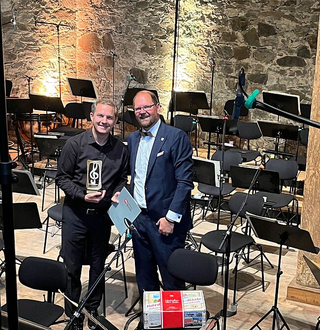 Foto Landkreis Börde / der langjährige Dirigent des Akademieorchesters Hundisburg, Johannes Klumpp, hat künstlerische Spuren in der Region hinterlassen. Hier ein Foto mit Landrat Martin Stichnoth.