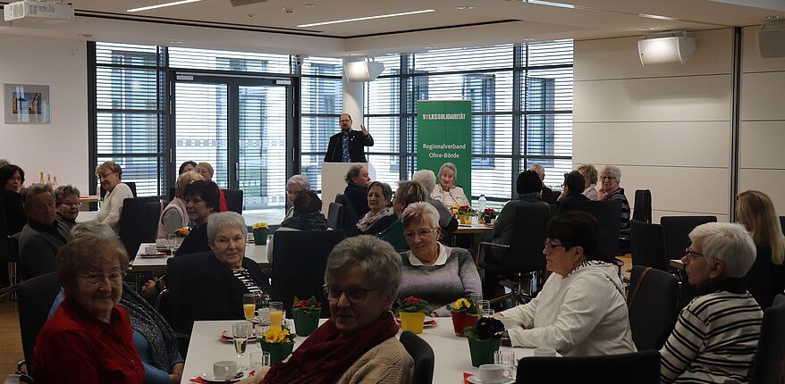 Landkreis Börde / Landrat Martin Stichnoth hat Vertreter der Volkssolidarität zu einem "Frühlingsempfang" beim Landkreis Börde begrüßt / es war eine für beide Seiten gewinnbringende Veranstaltung in Haldensleben. Hier ein Foto mit Blick in den Saal, im Hintergrund spricht Landrat Martin Stichnoth zu den Besuchern. 
