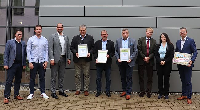 Aufstellung zum Erinnerungsfoto im Innenhof der Kreisverwaltung. Von links nach rechts / Amtsleiter Wirtschaft Danny Schonscheck, Landtagsabgeordneter Tim Teßmann, Landrat Martin Stichnoth, (Platz 2) Ortsbürgermeister Nordgermersleben Albrecht von Bodenhausen, (Platz 1) Ortsbürgermeister Bebertal Torsten Schmidt, (Platz 3) Ortsbürgermeister Groß Santersleben Andreas Burger, Sven Schulz / Ministerium für Wirtschaft, Tourismus, Landwirtschaft und Forsten, Europaabgeordnete Karoline Braunsberger-Reinhold, Regionalmanager Jan Braunsberger