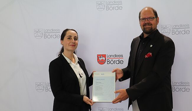 Foto Foto Landkreis Börde: der Bund fördert die Stelle „Klimaschutzmanagerin für den Landkreis Börde“. Die Stelleninhaberin heißt Theresa Köhler. Hier mit Landrat Martin Stichnoth im Bild.