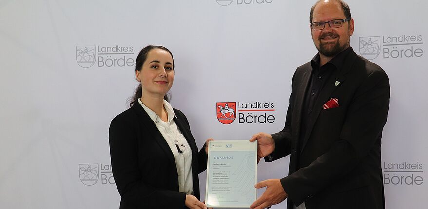 Foto Foto Landkreis Börde: der Bund fördert die Stelle „Klimaschutzmanagerin für den Landkreis Börde“. Die Stelleninhaberin heißt Theresa Köhler. Hier mit Landrat Martin Stichnoth im Bild.