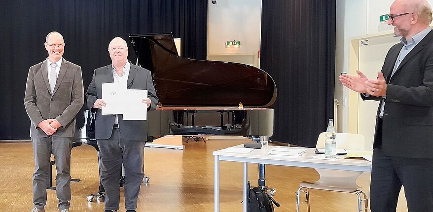 Foto Landkreis Börde / Armin Hartwig nimmt die Urkunde für die Kreismusikschule Wolmirstedt / Haldensleben in Empfang.