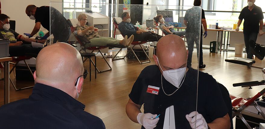 Foto Uwe Baumgart / der Blutspendetag des Jahrgangs 2022 war ein Erfolg. Hier ein Blick in den Sitzungsraum. Zu sehen sind 4 aktive Spender. Im Vordergung die Anmeldung. 