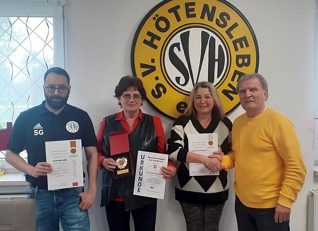 Sportverein Hötensleben / Cornelia Dutschke (zweite von links) wurde für ihr sportliches Lebenswerk mit der Sportehrengabe des Landrates des Landkreises Börde ausgezeichnet