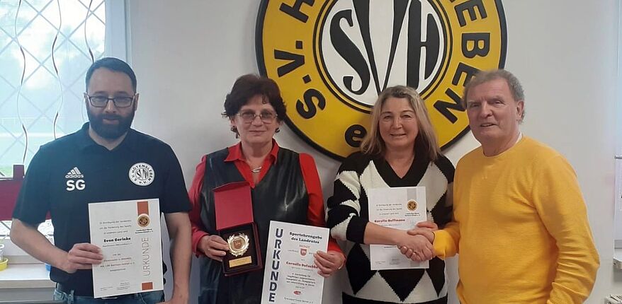 Sportverein Hötensleben / Cornelia Dutschke (zweite von links) wurde für ihr sportliches Lebenswerk mit der Sportehrengabe des Landrates des Landkreises Börde ausgezeichnet