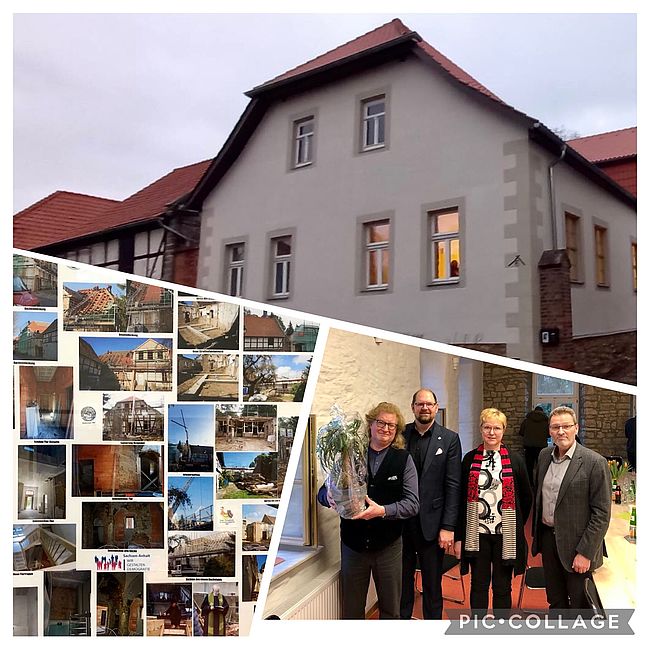 Das Foto ist eine Collage, die zum einen das Haus von außen und eine Tafel zeigt, auf der in Bildern die einzelnen Bauabschnitte dargestellt sind. Auf dem dritten Bestandteil der Collage stehen von links nach rechts folgende Personen: Reinhard Falke / Bürgermeister Ummendorf, Landrat Martin Stichnoth, Gemeinderätin Astrid Jung-Beckmann und Frank Frenkel / Bürgermeister der Verbandsgemeinde Obere.