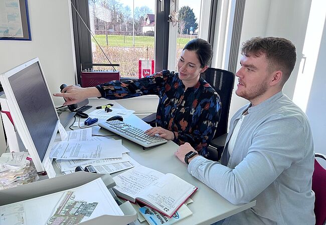 Foto Uwe Baumgart / Öffentlichkeitsarbeit ist Teamarbeit, hier kümmern sich 2 duale Studenten und das Internetportal des Landkreises Börde, das im Frühjahr auch in einer englischen Version zur Verfügung stehen soll.