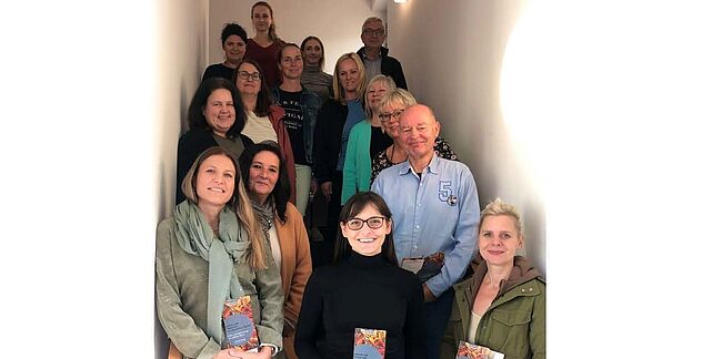 Foto Landkreis Börde / die AG Gewaltprävention des Landkreises Börde hat einen thematischen Flyer veröffentlicht. Hier Austellung aller Mitglieder mit Flyern in den Händen.