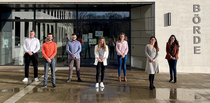 Aufstellung zum Erinnerungsfoto vor dem Haupteingang des Verwaltungsgebäudes in Haldensleben (v.l.n.r.) Justin Hubl, Louis Sylvester Petereit, Marcel Domenz, Lilly Marleen Wuttke, Lia Eckelt, Katja Klommhaus (Gleichstellungs- und Behindertenbeauftragte), Anne Sophie Fischer (Koordinatorin Inklusion, Örtliches Teilhabemanagement) / abwesend Florian Ruhnke 