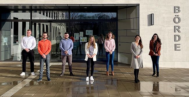 Aufstellung zum Erinnerungsfoto vor dem Haupteingang des Verwaltungsgebäudes in Haldensleben (v.l.n.r.) Justin Hubl, Louis Sylvester Petereit, Marcel Domenz, Lilly Marleen Wuttke, Lia Eckelt, Katja Klommhaus (Gleichstellungs- und Behindertenbeauftragte), Anne Sophie Fischer (Koordinatorin Inklusion, Örtliches Teilhabemanagement) / abwesend Florian Ruhnke 