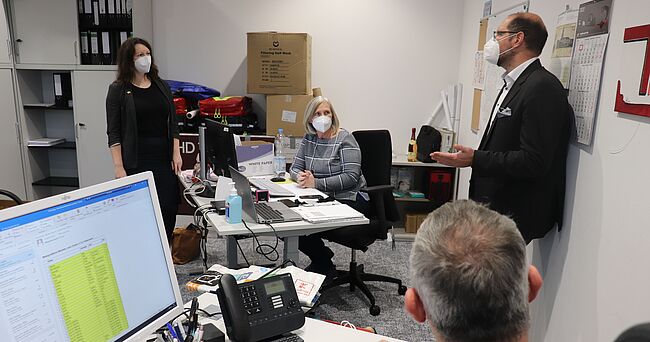 Im Bild Landrat Martin Stichnoth und Europaabgeordnete Braunsberger-Reinhold. Die ärztliche Leiterin Impfen beim Landkreis Börde, Katrin Baier, und Impfkoordinator Mario Bernsdorf erläutern die aktuelle Lage.