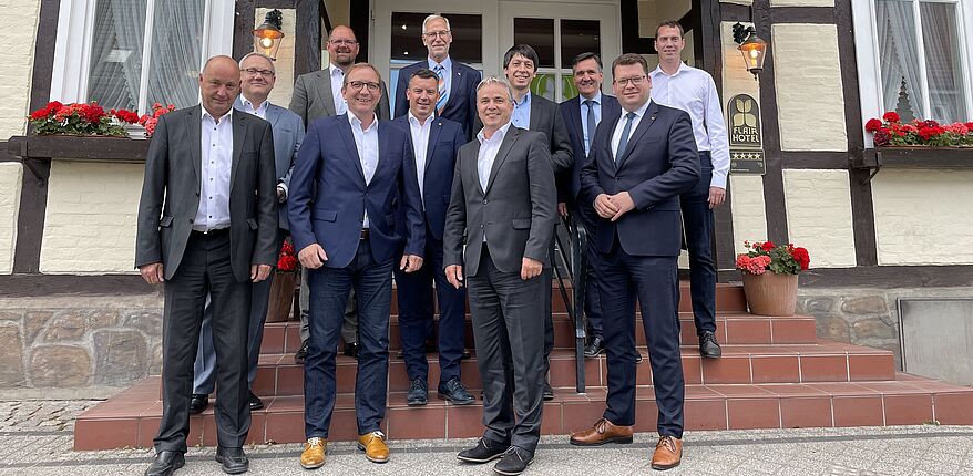 Landkreistag Sachsen-Anhalt / Landräte aus Sachsen-Anhalt reden miteinander und tauschen Erfahrungen aus / hier jüngst in Arendsee im Altmarkkreis Salzwedel / hier im Bild vor dem Deutschen Haus mit allen Teilnehmern im Bild.