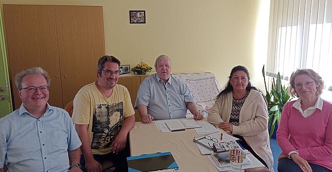 Foto Landkreis Börde / von rechts nach links: Rita Goss aus Helmstedt (Cello), Agnes Bryja aus Magdeburg (Gesang). Daneben Musikschulleiter Armin Hartwig und Christian Matz aus Haldensleben (Gitarre). Uwe Blamberg arbeitet seit 30 Jahren Musikschullehrer.