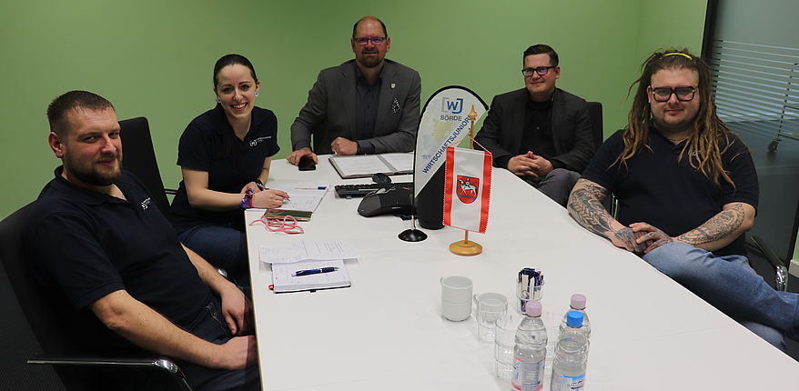 Foto Uwe Baumgart / reden miteinander - von links nach rechts - Mathias Huchel und Stefanie Fuhrmann (beide WJ), Landrat Martin Stichnoth und Danny Schonscheck sowie Marcus Ostendorf (WJ). Die Herrschaften sitzen am Beratungstisch im Sitzungsraum mit dem Namen "Kalimandscharo" des Landrates in Haldensleben.