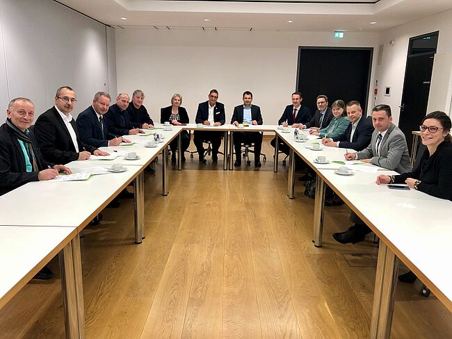 Die Partner (v.l.n.r.) vereinbaren sich per Unterschrift. Sülzetal / Bürgermeister Jörg Methner, Elbe-Heide / Bürgermeister Thomas Schmette, Wanzleben-Börde / Bürgermeister Thomas Kluge, Wolmirstedt / Marko Kohlrausch, Oebisfelde-Weferlingen / Peter Schorlemmer, Corinna Sladky, Dr. Marcus Waselewski, Uwe Baier (alle Landkreis Börde), Westliche Börde / Bürgermeister Fabian Stankewitz, Oschersleben / Christiane Klare, Haldensleben / Bernhard Hieber, Niedere Börde / Bürgermeister Stefan Müller, Janina Kluge (Leiterin Büro Landrat).