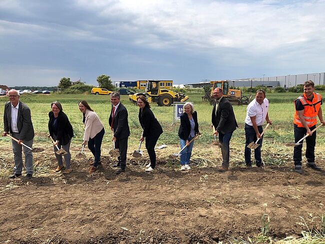 Landkreis Börde / 10 Jahre nach der Hochwasserkatastrophe 2013 wurde heute (7. Juni 2023) der erste Spatenstich für den künftigen Hochwasserschutz von Wolmirstedt vollzogen.