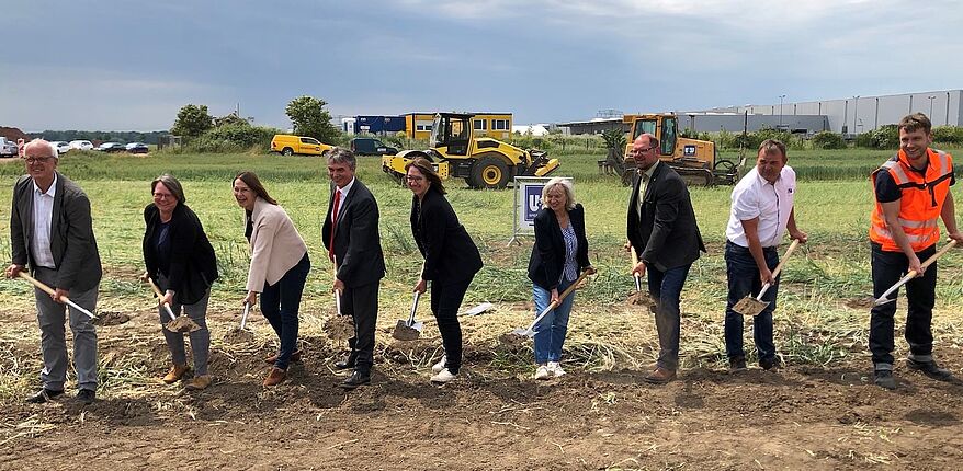 Landkreis Börde / 10 Jahre nach der Hochwasserkatastrophe 2013 wurde heute (7. Juni 2023) der erste Spatenstich für den künftigen Hochwasserschutz von Wolmirstedt vollzogen.