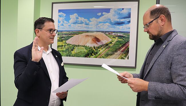Foto Uwe Baumgart / Dr. Marcus Waselewski ist, gewählt für die Dauer von 7 Jahren, nun Beigeordeter des Landkreises Börde. Im bild nimmt Landrat Martin Stichnoth die Vereidigung vor. 