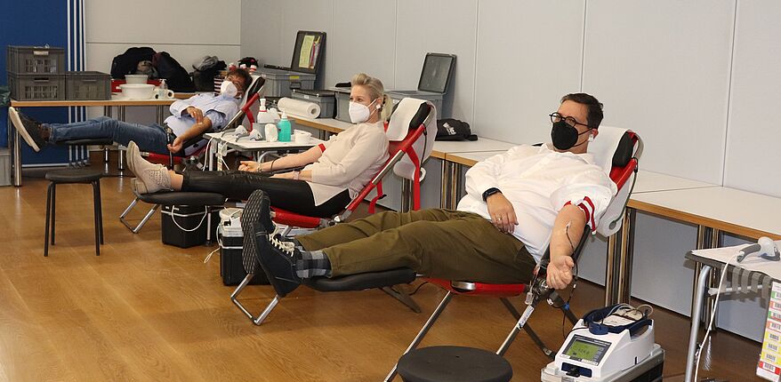 Landkreis Börde / 61 Beschäftigte der Verwaltung des Landkreises Börde wurden zur Ader gelassen. Hier 3 Spender auf den Spenderplätzen. 