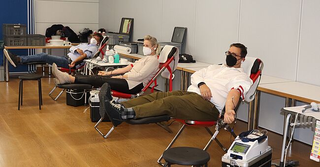 Landkreis Börde / 61 Beschäftigte der Verwaltung des Landkreises Börde wurden zur Ader gelassen. Hier 3 Spender auf den Spenderplätzen. 