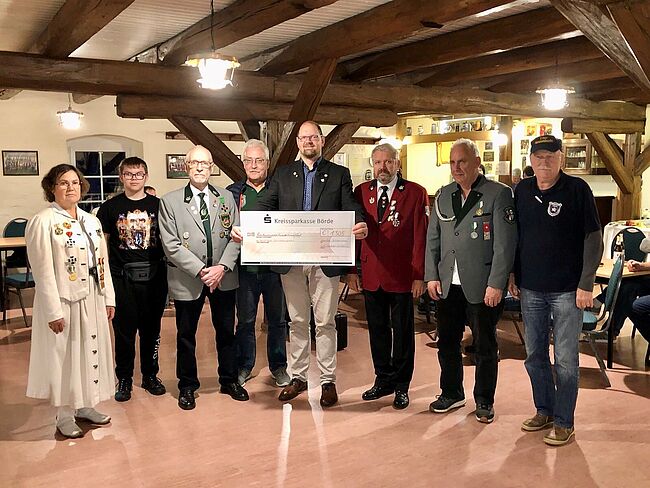 Foto Landkreis Börde / 1.305 Euro für die Schulsozialarbeit überwiesen. Heir ein Foto von der Überreichung des Schecks und der Tagessieger.