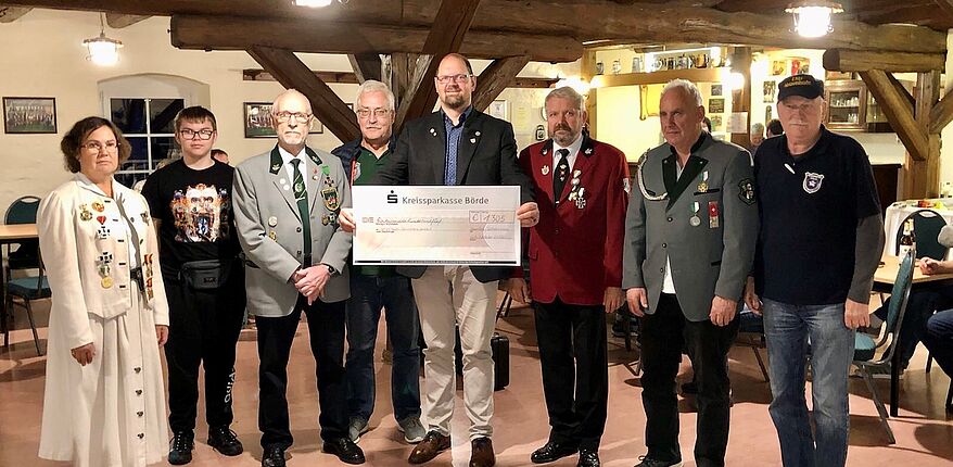 Foto Landkreis Börde / 1.305 Euro für die Schulsozialarbeit überwiesen. Heir ein Foto von der Überreichung des Schecks und der Tagessieger.