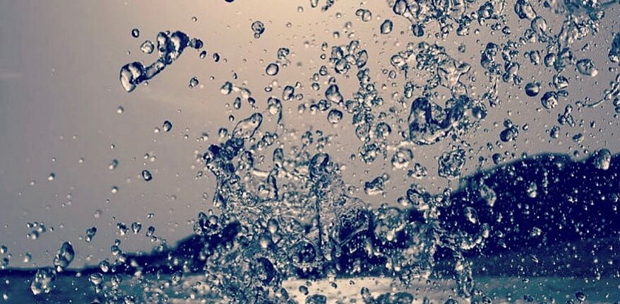 Foto Uwe Baumgart / es gilt, mit der Ressource Wasser sparsam umzugehen. Das Foto zeigt Wassertropfen in der Luft.