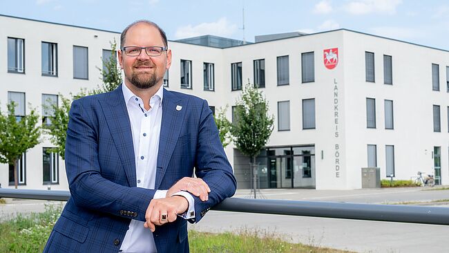 Landkreis Börde / Landrat Martin Stichnoth hier vor dem Verwaltungsgebäude Bornsche Straße 2 in Haldensleben
