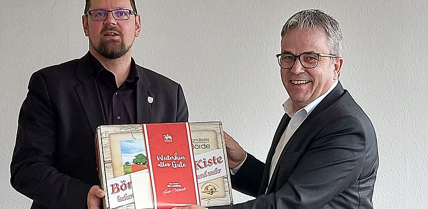 Fotos ABS Drömling / für Landrat Michael Ziche die letzte Gesellschafterversammlung der ABS Drömling im Amt als Landrat des Altmarkkreises Salzwedel. Amtskollege Stichnot überreicht zu diesem Anlass eine "Börde Schatz Kiste".