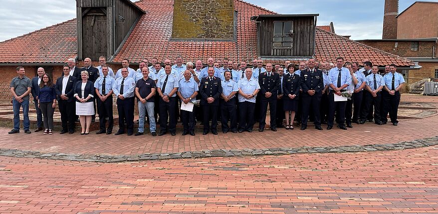 Foto Landkreis Börde / auf dem Hof des Technischen Denkmals Ziegelei in Hundisburg nehmen die Beratungsteilnehmer Aufstellung zum Erinnerungsfoto.