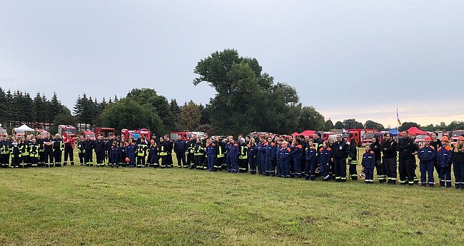Landkreis Börde / eine tolle Kulisse. Aufstellung zum Erinnerungsfoto an die Kreismeisterschaften im "Löschangriff nass" des Jahrgangs 2022.