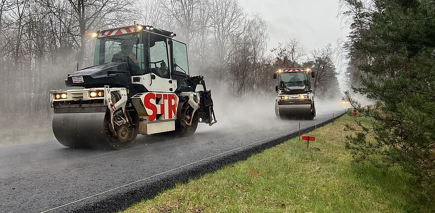 Foto Landkreis Börde / die Walzen der STRABAG verdichten die Fahrbahn