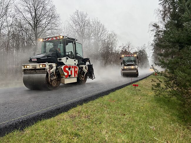 Foto Landkreis Börde / die Walzen der STRABAG verdichten die Fahrbahn