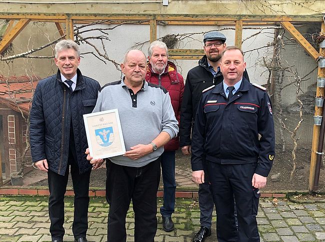 Das Foto zeigt den Jubilar (Lutz Pechbrett) sowie die kreislichen Gratulenten Landrat Martin Stichnoth und Kreisbrandmeister Matthias Schumann und 2 weitere Personen, darunter Ebendorf Bürgermeister Manfred Behrens.