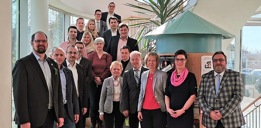 Die Bürgermeister und der Landkreis Börde treffen sich regelmäßig, um über kommunale Verwaltungsangelegenheiten zu reden - die jüngste Tagung hat die Stadt Haldensleben ausgerichtet. Hier ein Foto im Treppenbereich der KulturFabrik mit allen Beratungsteilnehmern (Foto Stadtverwaltung Haldensleben)