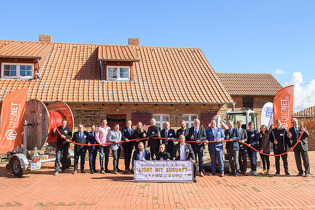 Foto DNS:NET / die Breitbandtagung der ARGE zieht in Hudisburg Bilanz des Glasfaserausbaus im Landkreises Börde. Hier alle Akteure mit einem Plakat auf dem Hof des Technischen Denkmals Ziegelei in Hundisburg.