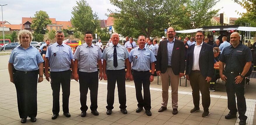 Landkreis Börde / Aufstellung zum Erinnerungsfoto (v.l.n.r.) Katrin Vagel; Ralf Lange (Abschnittsleiter 2); Thomas Hilmer; Peter Simon; Matthias Schumann; Landrat Martin Stichnoth; Dezernent Dr. Marcus Waselewski, Dirk Bischoff (Abschittsleiter 1)