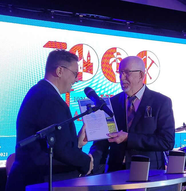 Foto Gemeinde "Am Großen Bruch" / Dr. Marcus Waselewski überreicht an Bürgermeister Klaus Graßhoff eine Ehrenurkunde zum Jubiläum 1000 Jahre Hamersleben
