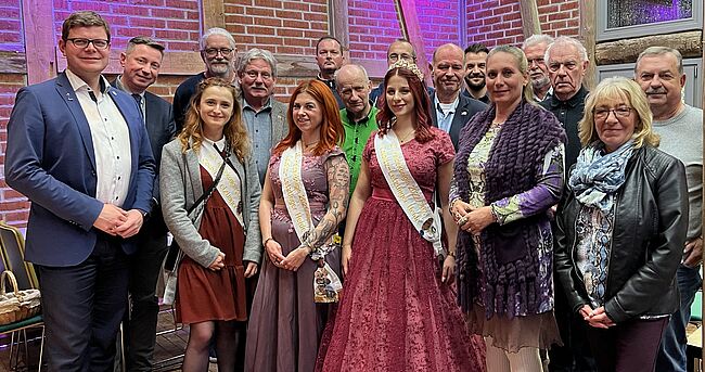 Foto Landkreis Börde / Aufstellung zum Erinnerungsfoto, Akteure des Tourismusverbandes Colbitz-Letzlinger Heide trafen sich in Loitsche zu einer kleinen Feierstunde zum Jubiläum 30 Jahre Tourismusverband Colbitz-Letzlinger Heide