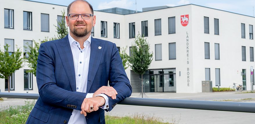 Das Foto zeigt ein Porträt von Landrat Martin Stichnoth mit Hemd, Sakko und Binder