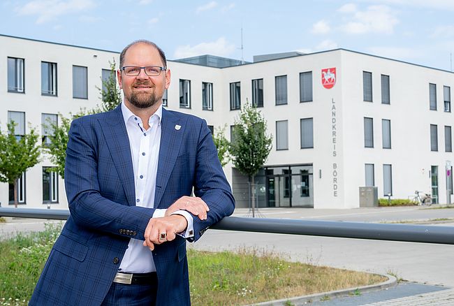 Das Foto zeigt ein Porträt von Landrat Martin Stichnoth mit Hemd, Sakko und Binder